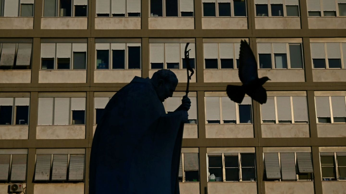 Statue von Johannes Paul II. vor dem Gemelli-Krankenhaus in Rom
