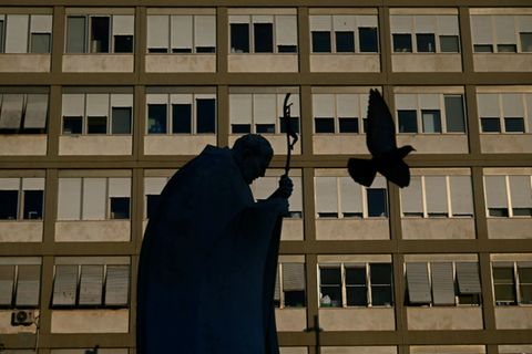 Statue von Johannes Paul II. vor dem Gemelli-Krankenhaus in Rom