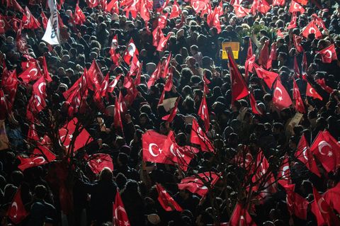 Türkei: Demonstranten schwenken die Nationalfahnen vor der Istanbuler Stadtverwaltung