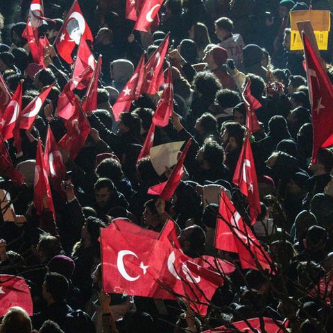 Türkiye: Demonstrators wave the national flags in front of the Istanbul city administration