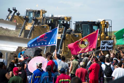 Mitglieder des Stammes Standing Rock Sioux protestieren 2016 gegen den Bau der Pipeline