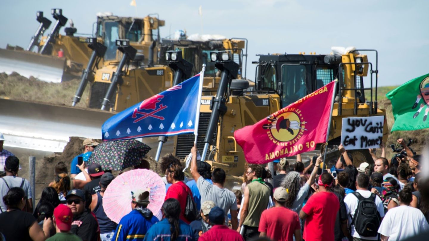 Mitglieder des Stammes Standing Rock Sioux protestieren 2016 gegen den Bau der Pipeline