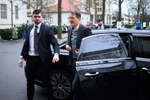 Bundesgesundheitsminister Karl Lauterbach (SPD, r.) wird vom BKA beschützt (Archivfoto)