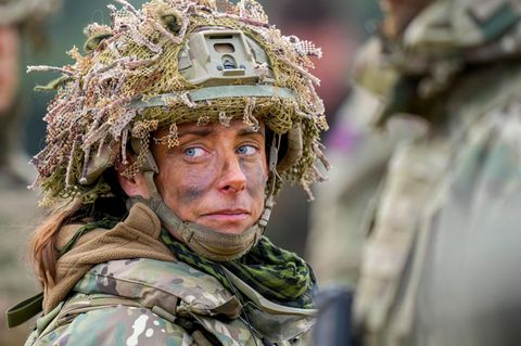 Im Namen Europas: Eine Soldatin bei einer Truppenübung der größten Nato-Operation des Jahres 2025