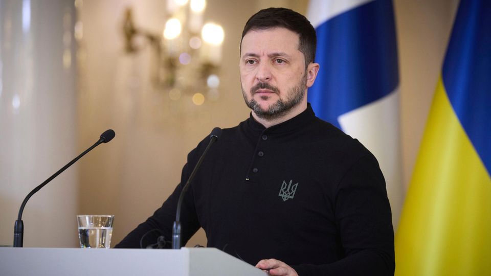 Ukraines Präsident Selenskyj hört bei einer Pressekonferenz mit Finnlands Präsidenten Stubb im Präsidentenpalast eine Frage an
