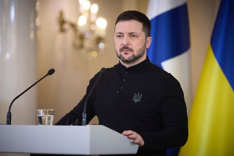 Ukraines Präsident Selenskyj hört bei einer Pressekonferenz mit Finnlands Präsidenten Stubb im Präsidentenpalast eine Frage an