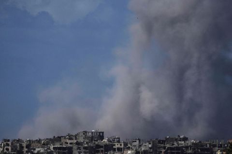 Eine dunkelgraue Rauchwolke steht nach einem Angriff von Israels Armee über Gaza