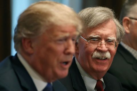 Bolton (r.) und Trump im April 2018