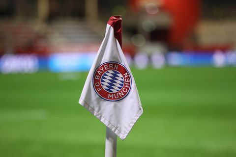 Bayern-Talent Guo Jiaxuan ist gestorben. Symbolbild: Flagge mit FC Bayern Logo