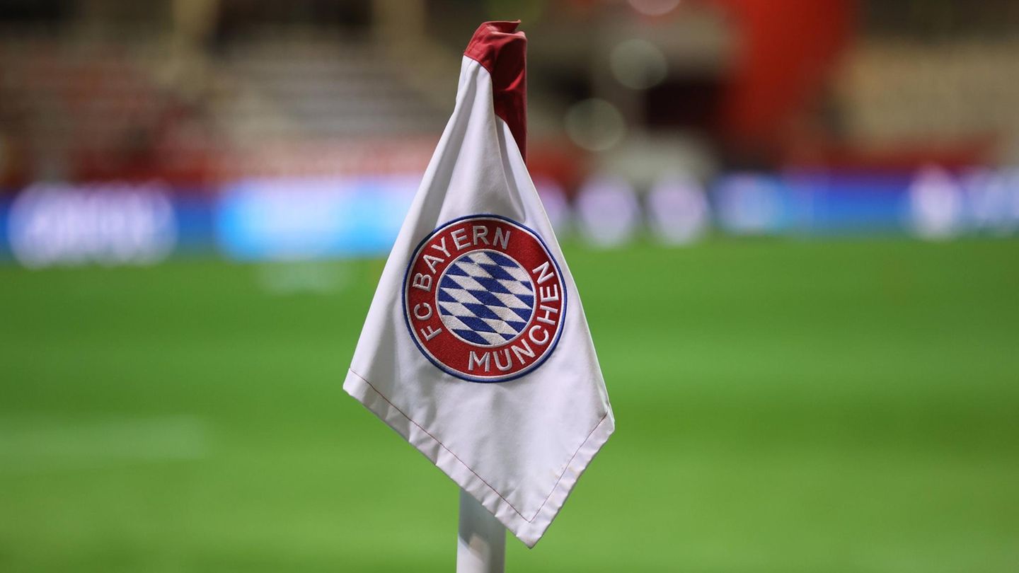 Bayern-Talent Guo Jiaxuan ist gestorben. Symbolbild: Flagge mit FC Bayern Logo