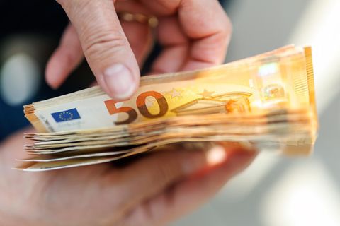 Festgeld: Ein Mensch zählt 50-Euro-Scheine