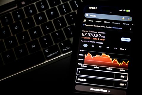 Smartphone mit Bitcoin-Kurs