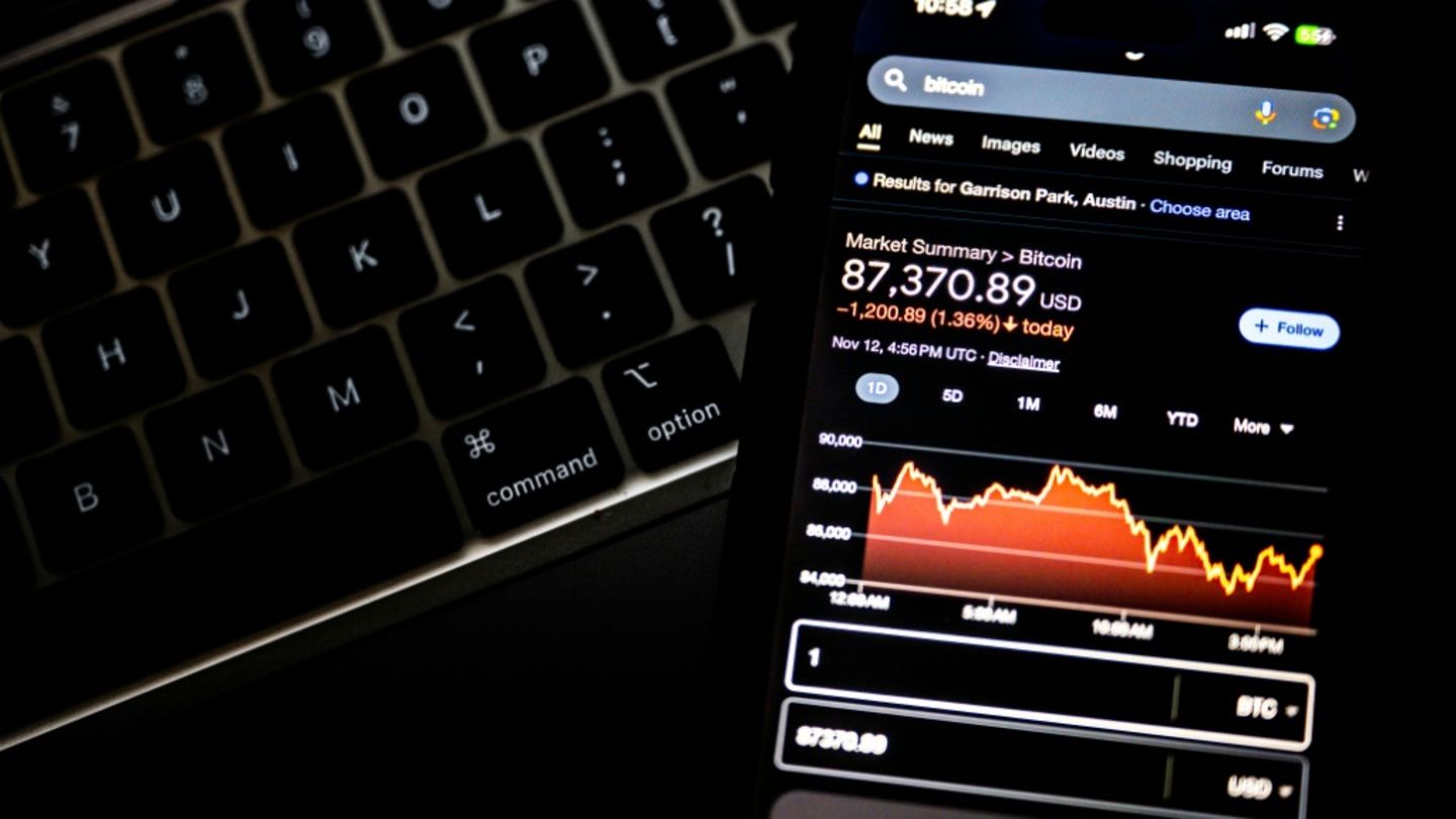 Smartphone mit Bitcoin-Kurs