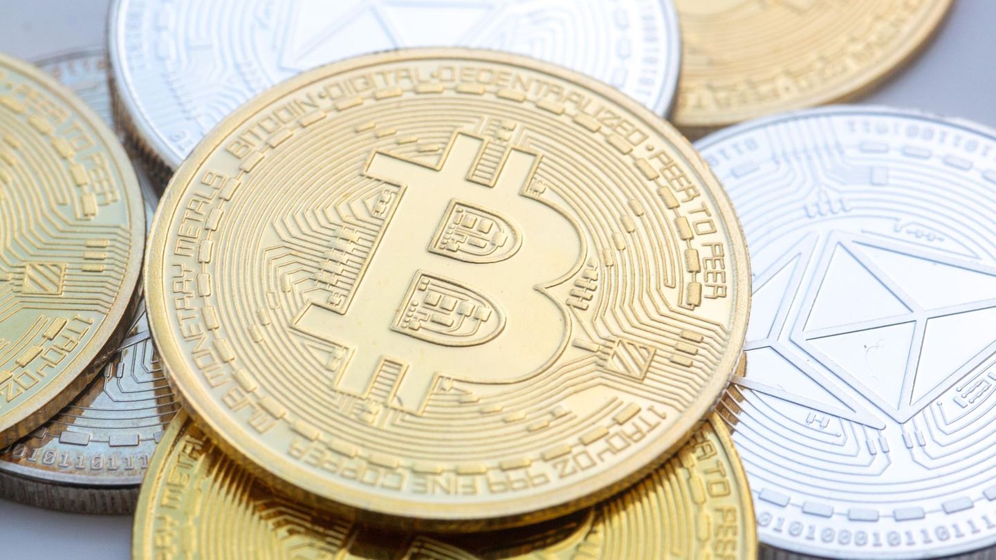 Münzen der Kryptowährung Bitcoin liegen auf einer Fläche
