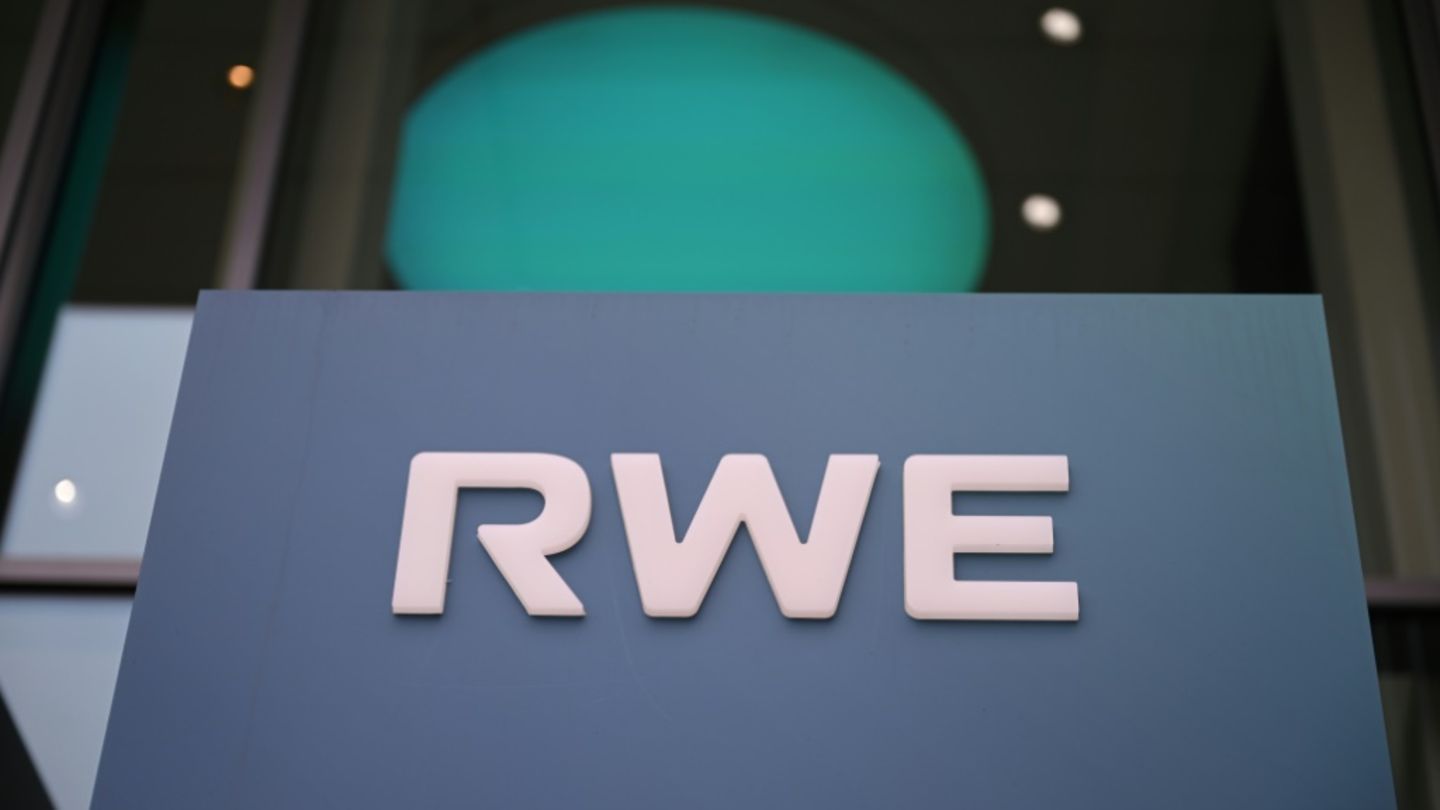 Logo von RWE am Hauptsitz in Essen