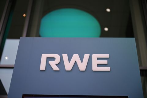 Logo von RWE am Hauptsitz in Essen