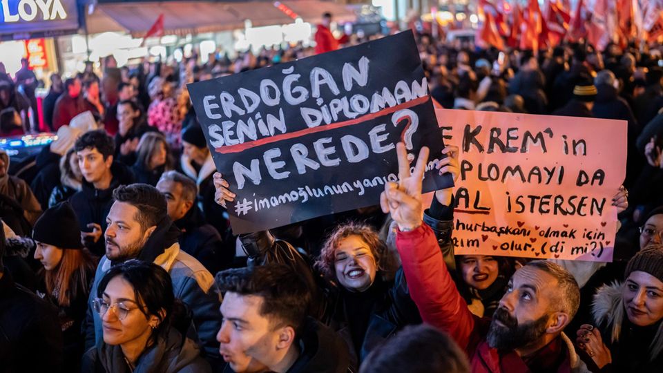 Viele Menschen protestieren in Istanbul gegen Erdogan