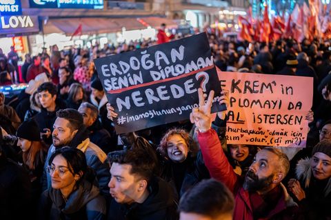 Viele Menschen protestieren in Istanbul gegen Erdogan