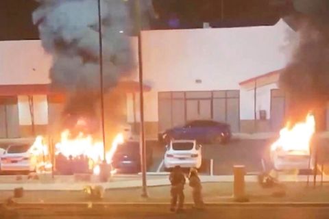 Mehrere Tesla-Fahrzeuge leuchten nach einem Brandanschlag lichterloh
