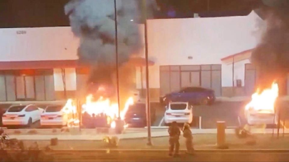 Mehrere Tesla-Fahrzeuge leuchten nach einem Brandanschlag lichterloh