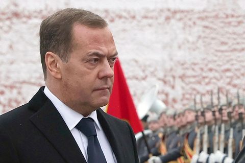 Dmitri Medwedew nimmt eine Parade in Russland ab