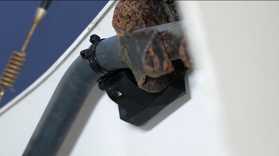 Ein Spionagesender ist auf der Rückseite eines LKW-Windabweisers befestigt