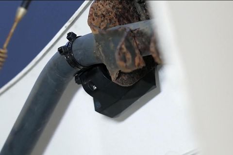 Ein Spionagesender ist auf der Rückseite eines LKW-Windabweisers befestigt