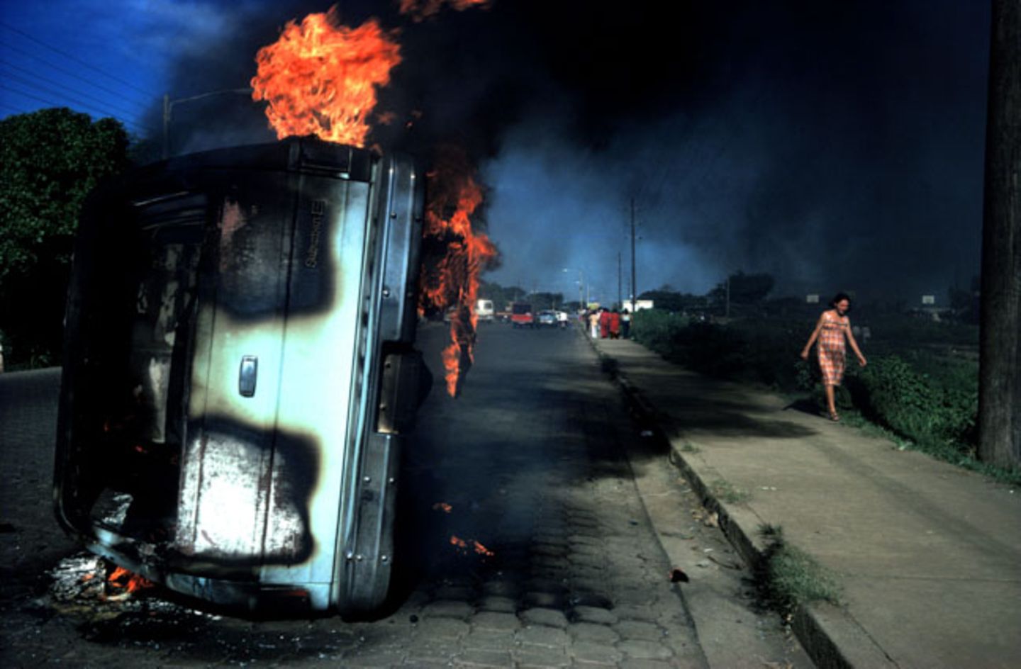 Das Auto eines Informanten des Regimes brennt in Managua, der Hauptstadt von Nicaragua. Die Wunden, die der Bürgerkrieg schlug, sitzen tief