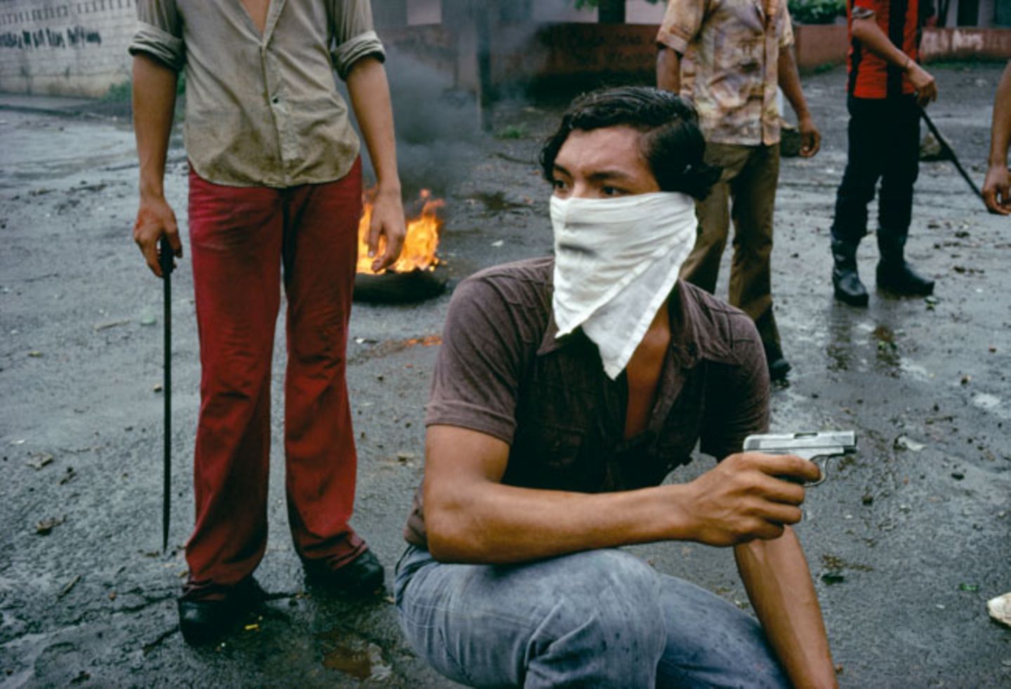 Mit kleinen Schusswaffen oder auch nur Macheten bewaffnet schlossen sich viele den Revolutionären an. Wie dieser Mann, der 1979 an Straßenschlachten in Managua teilnahm