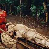 "Patria libre o morir! – Freies Vaterland oder Tod!" Das war die Antwort des Guerillaführers Augusto César Sandino auf die Aufforderung der Vereinigten Staaten, die Waffen niederzulegen. Viele Sandinisten erlebten den Tod, anstatt des befreiten Vaterlandes – wie dieser Mann, dessen Frau seinen Leichnam zur Beerdigung nach Hause bringt