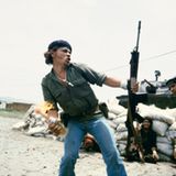 Sandinista Pablo 'Bareta' Arauz wirft einen Molotow-Cocktail auf das Hauptquartier der Nationalgarde. Wenig später fällt die Diktatur