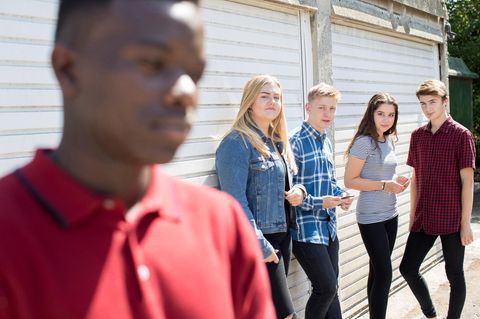 Rassismus in Deutschland: Schwarzer Teenager wird von weißen Jugendlichen angestarrt
