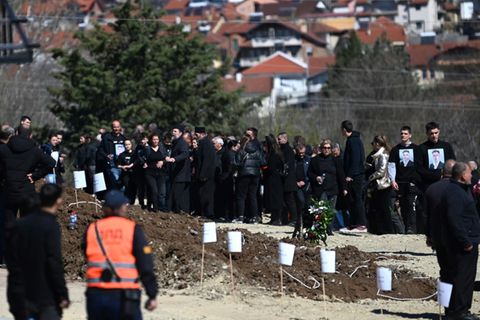 Beisetzung von Brand-Opfern auf dem Friedhof von Kocani