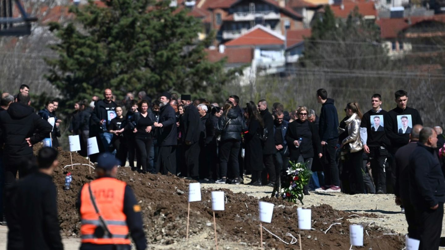 Beisetzung von Brand-Opfern auf dem Friedhof von Kocani