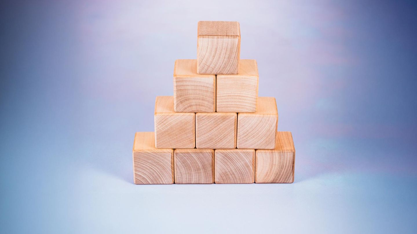 Eine Pyramide aus Bauklötzen