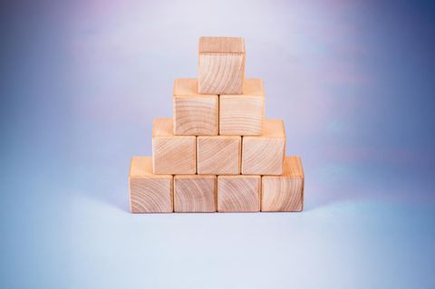 Eine Pyramide aus Bauklötzen