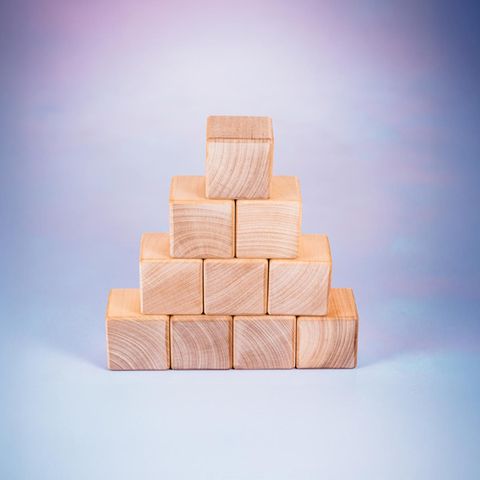 Eine Pyramide aus Bauklötzen