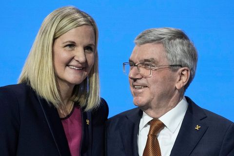 Thomas Bach (r.) begrüßt Kirsty Coventry nach ihrer Bekanntgabe als neue IOC-Präsidentin