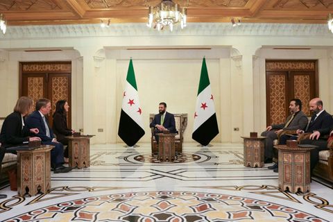 Baerbock (3.v.l), Syriens Präsident al-Scharaa (Mitte)