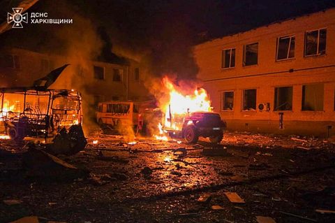 In Brand geratenes Militärfahrzeug – Symbolfoto zum Thema Waffenstillstand