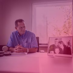 Klaus Radner neben einem Foto seiner Angehörigen, die er bei der Germanwings-Katastrophe verlor