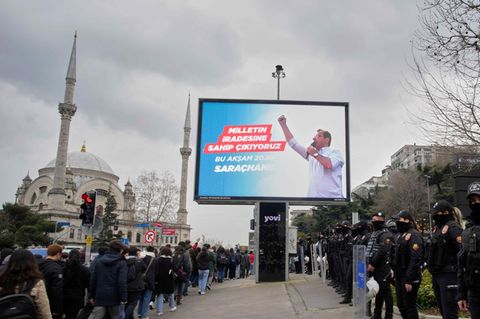 Studierende rufen in der Türkei nach der Festnahme des Istanbuler Bürgermeisters Ekrem Imamoglu zum Protest auf