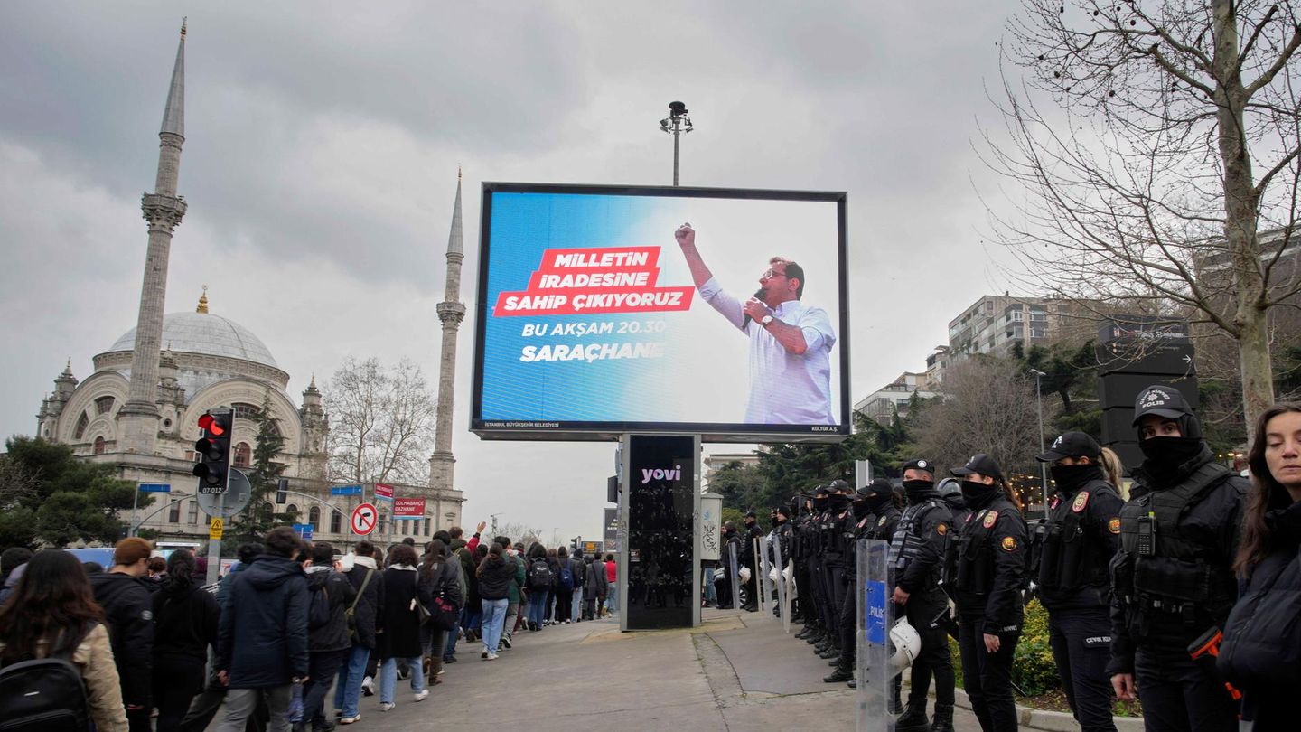 Türkiye: Students protest – and demand Erdoğan’s resignation