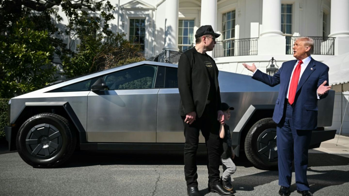Musk (l.) und Trump mit Cybertruck