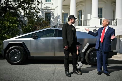 Musk (l.) und Trump mit Cybertruck