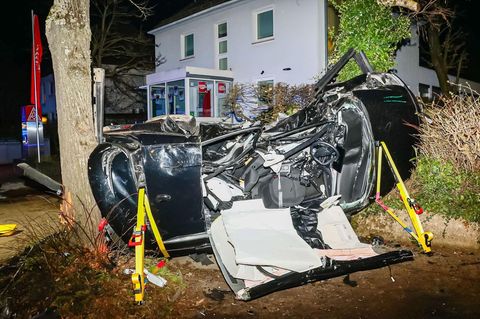 Ein zerstörtes Auto liegt an der Unfallstelle in Ludwigsburg