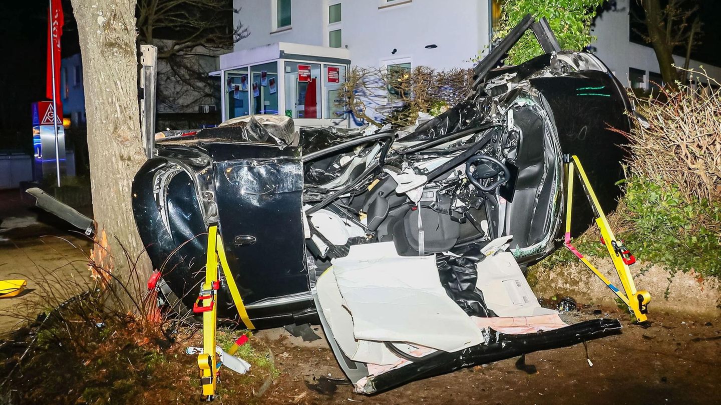 Ein zerstörtes Auto liegt an der Unfallstelle in Ludwigsburg