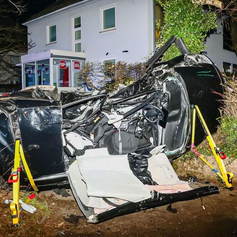 Ein zerstörtes Auto liegt an der Unfallstelle in Ludwigsburg