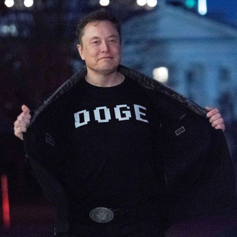 Elon Musk mit Doge-T-Shirt