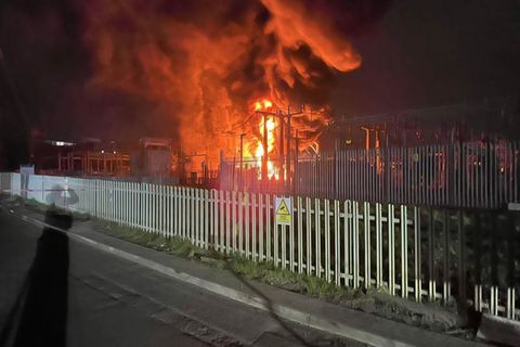 Feuer in einem Umspannwerk in Hayes bei Heathrow